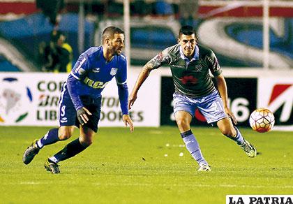 Lizandro López y Ronald Eguino en procura de dominar el balón /APG