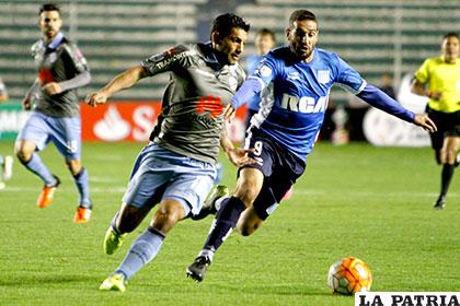 El orureño Wálter Flores, capitán de Bolívar, con el balón /APG