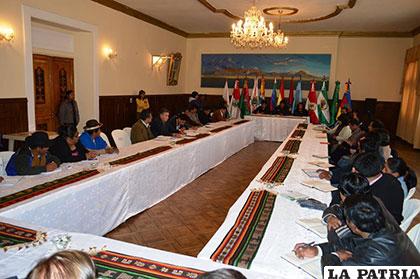 La reunión se llevó a cabo en el Salón de Banderas de la Gobernación de Oruro