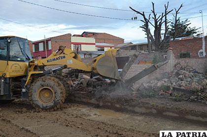 Con maquinaria pesada la Alcaldía demolió construcciones clandestinas en área verde