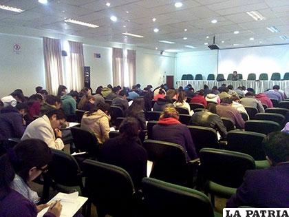 Postulantes en el examen para residencia médica