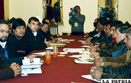 Evo Morales reunido con dirigentes de la COB /ABI