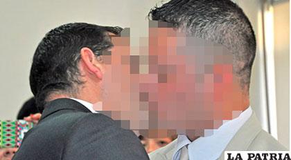 Hugo Alcalde (der.) y su pareja