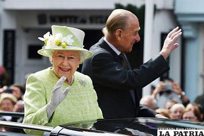 La Reina Isabel II junto al príncipe Felipe de Edimburgo /EFE