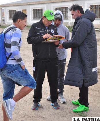 Juárez, Callejas y Ferrufino observan el reporte médico