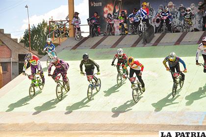 Deportistas del bicicross en constante actividad
