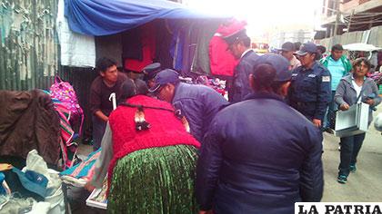 Retiro de comerciantes ambulantes se cumplió en las calles Ayacucho Junín y Cochabamba /Defensa al Consumidor