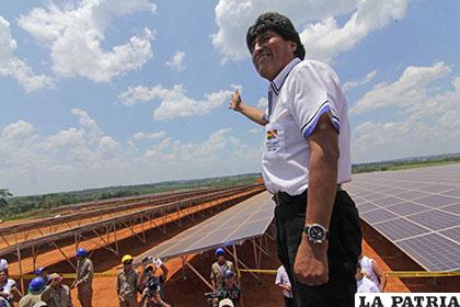 Presidente Evo Morales junto a los paneles solares instalados en Cobija