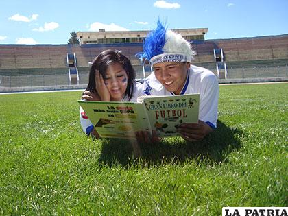 Se puede compartir la pasión por el fútbol y la lectura en la cancha