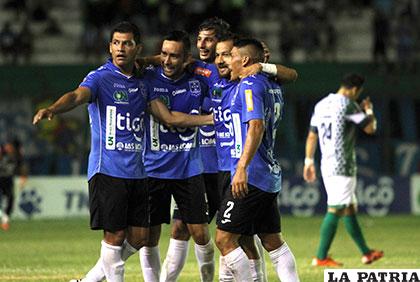 Celebran los jugadores de Blooming el triunfo ante Petrolero /APG
