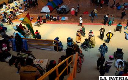 Personas con discapacidad descansan en El Alto /ANF