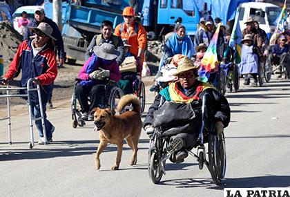 Marcha de discapacitados continúa sin desfallecer y se prevé que hoy llegue a la ciudad de La Paz /APG