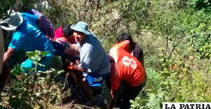 Pobladores del lugar y la Policía proceden al rescate de las víctimas /erbol.com.bo