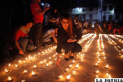 Una nepalí enciende velas en memoria de las víctimas del terremoto /twimg.com
