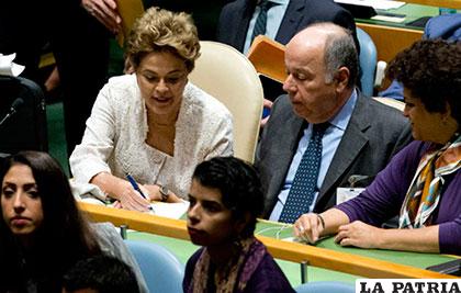 Dilma Roussseff prepara su defensa para enfrentar al Senado brasilero /panamaamerica.com.pa