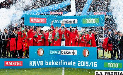 El festejo de los jugadores de Feyenoord con el trofeo de campeón