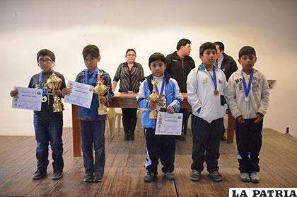 Los ajedrecistas ganadores en varones