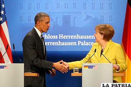 El saludo del presidente de EE.UU., Barack Obama, a la canciller alemana, Ángela Merkel /servidornoticias.com