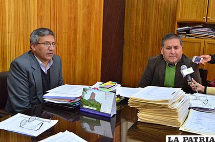 Rector Carlos Antezana (der.) fue el primero en firmar el convenio