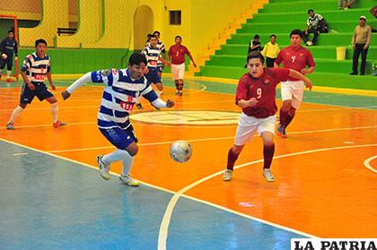 Una acción del partido que disputaron SeLA 