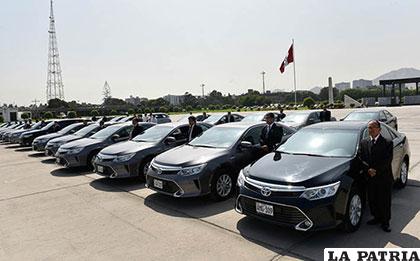 35 Toyota Camry y 26 Mitsubishi Outlander, fueron entregados a Perú /Es ipcdigital.com