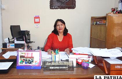 Ana María Díaz Molina, trabaja 36 años como secretaria