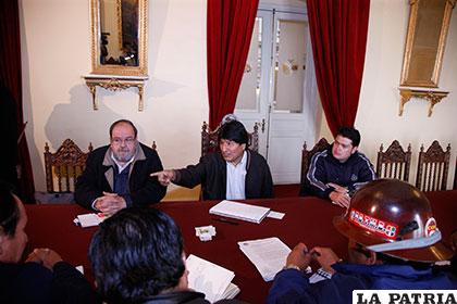 El Presidente Morales y dirigentes de la COB definieron el incremento salarial /apg.com.bo