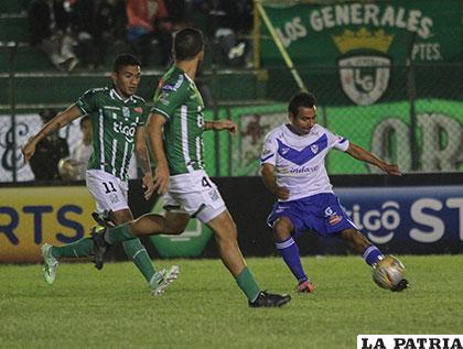 Ovando intenta colocar un balón en profundidad ante la marca de sus rivales /APG