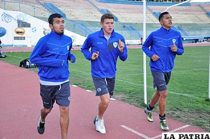 Prado, Hoyos y Taboada, en el entrenamiento de ayer en el estadio