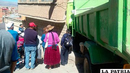 Volqueta terminó chocando con una casa luego de atropellar y matar a un niño