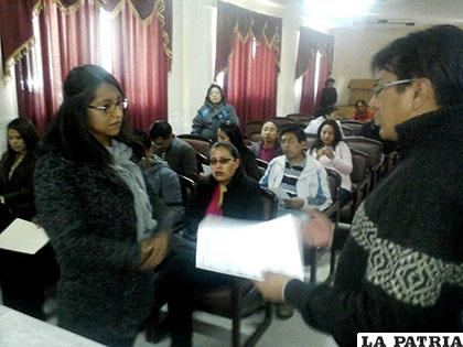 Entrega de memorándums para iniciar su  residencia