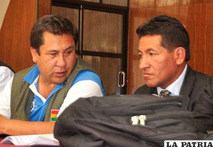 Miguel Condori (derecha) ira a la reelección en la Junta Distrital de Educación