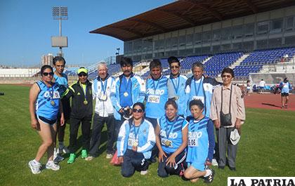 Integrantes de la delegación orureña en el escenario deportivo donde compitieron