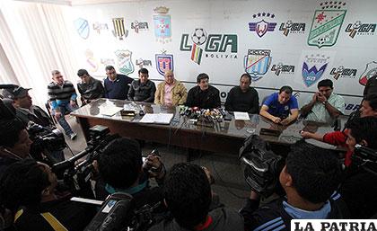 Durante la conferencia de prensa de los dirigentes de la Liga /APG