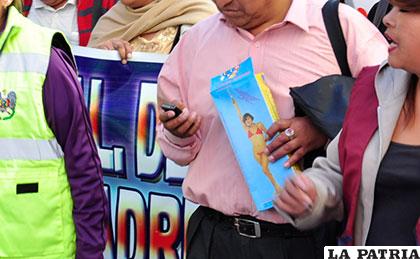 Los petardos no faltaron en la marcha de los padres de familia