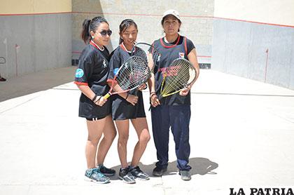 Las tres representantes orureñas en la categoría damas