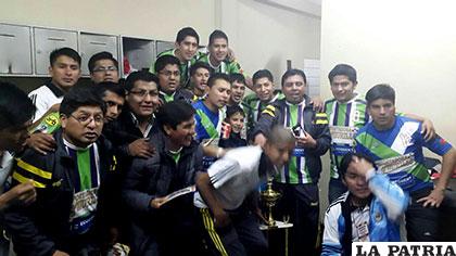 El festejo de los de Murillo en el camarín con el trofeo que obtuvieron