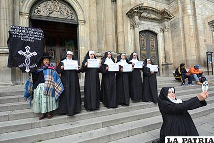 Mujeres Creando protestan y promueven el aborto fuera de la iglesia /APG
