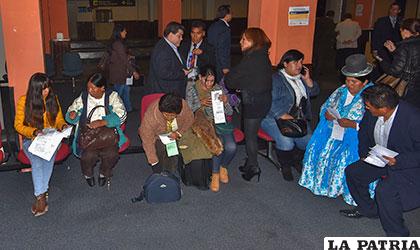 Ayer por la tarde llegaron a Iquique los familiares de los bolivianos detenidos /APG