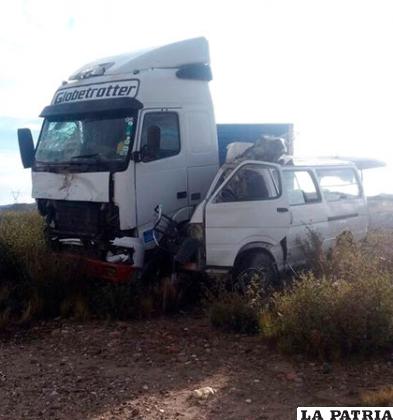 La fuerte colisión dejó destrozado al minibús