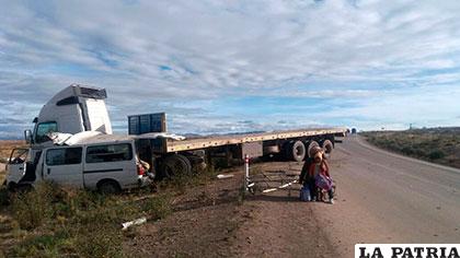 La colisión frontal generó que ambos motorizados acaben a un lado del camino