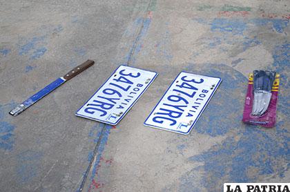 Las placas que cambiaban al motorizado para despistar a la Policía