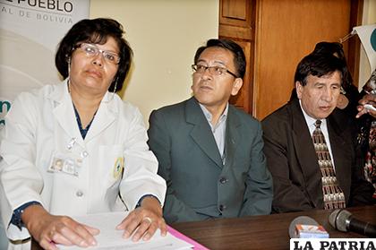 La defensora del Paciente, Lila Paricagua (Izq.), 
junto al delegado defensorial, José León (Cen.); y al director del Hospital General, Israel Ramírez (Der.)