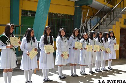 Las estudiantes, integrantes del Centro de Estudiantes 2017, recibieron su certificado de participación