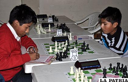 Durante las partidas del torneo municipal de ajedrez Sub-14