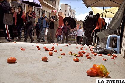Gran cantidad de tomates fueron arrojados por los maestros a las oficinas de educación
