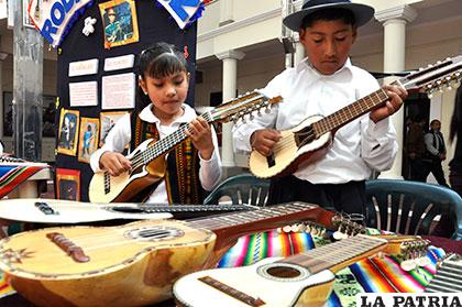 El charango es un instrumento 100% boliviano