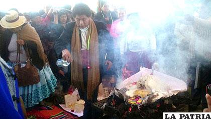 Médicos tradicionales realizaron una ceremonia ritual a la Madre Tierra