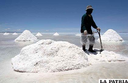Bolivia tiene una de las mayores reservas mundiales del litio en el salar de Uyuni /elpotosi.net