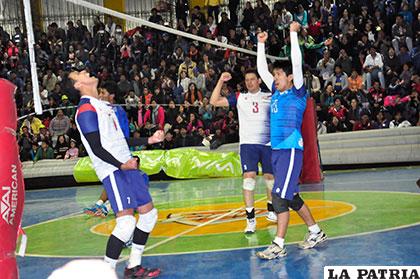 Celebran el triunfo los jugadores de Olympic